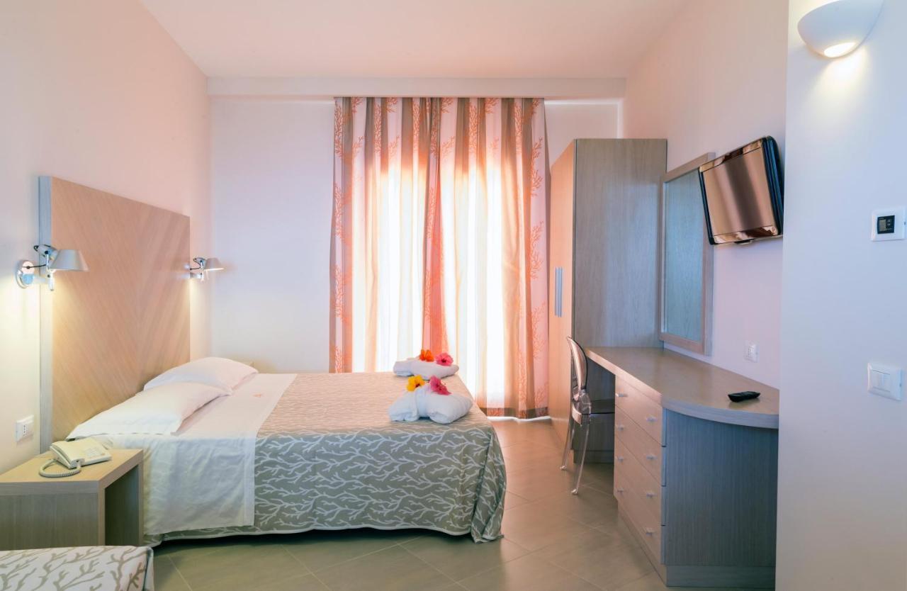 Hotel Villaggio Cala Di Volpe Capo Vaticano Eksteriør billede