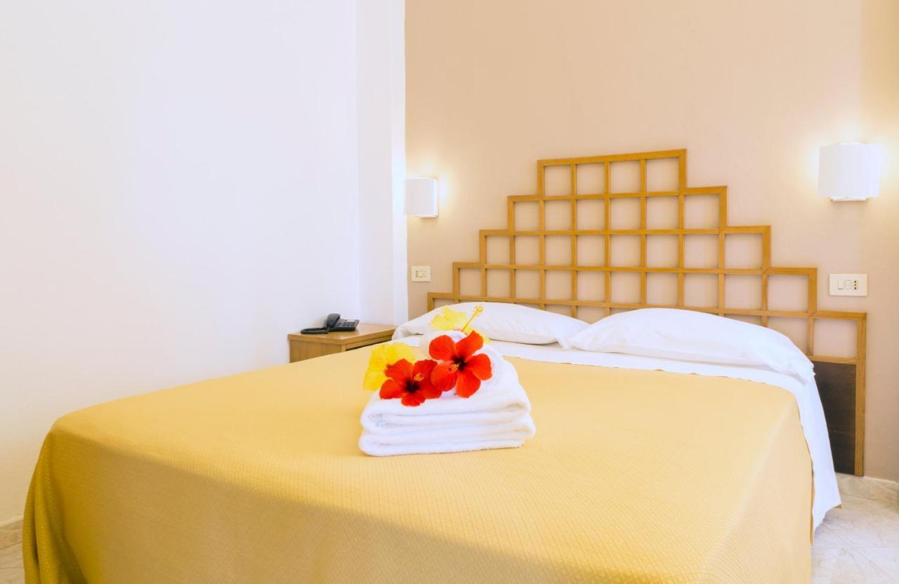 Hotel Villaggio Cala Di Volpe Capo Vaticano Eksteriør billede